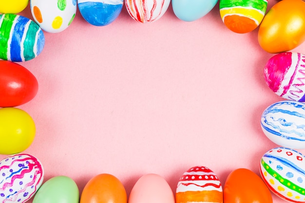 Huevos de Pascua en fondo rosa