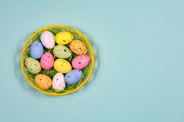 huevos de pascua en el fondo