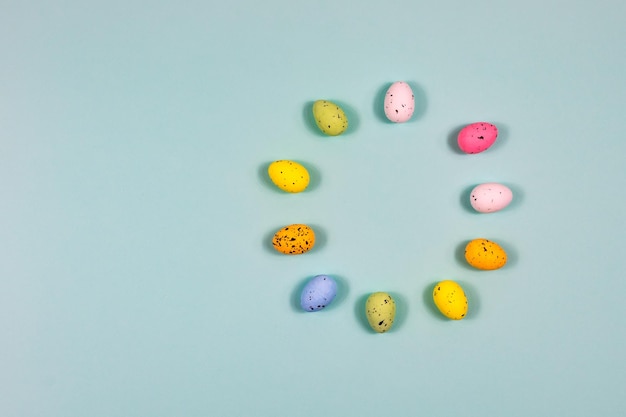 huevos de pascua en el fondo