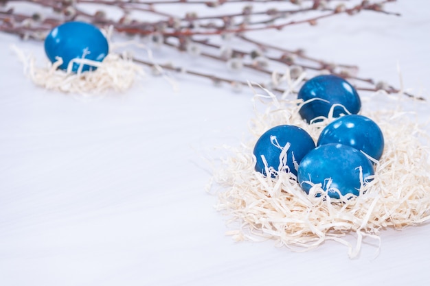 Huevos de Pascua galácticos del espacio azul en nido. De cerca. Tarjeta de felicitación de pascua. Copia espacio