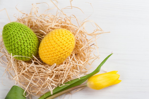 Huevos de pascua de ganchillo verde amarillo