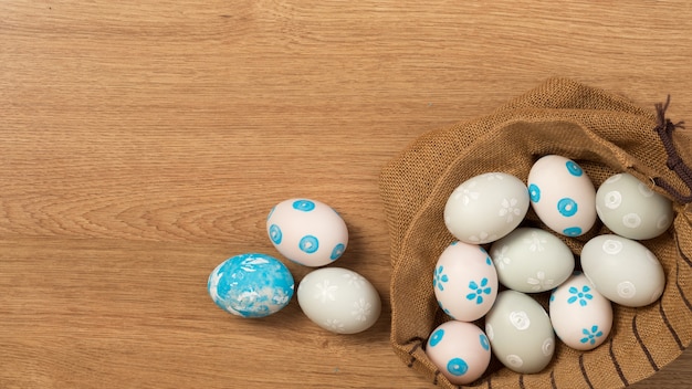 Huevos de Pascua hechos a mano a aislado en fondo de madera.