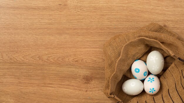 Huevos de Pascua hechos a mano a aislado en fondo de madera.