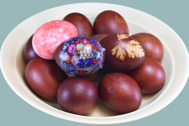 Huevos de Pascua hechos a mano coloridos perfectos aislados en un blanco