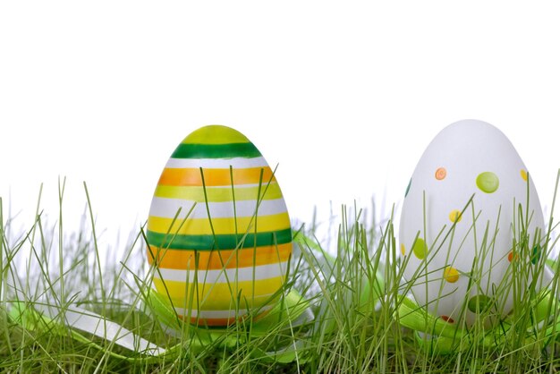 Huevos de Pascua hechos a mano coloridos perfectos aislados en un blanco