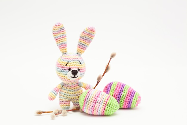 Huevos de Pascua hechos a mano, flores, conejito. Hecho a mano, amigurumi