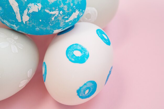 Foto huevos de pascua hechos a mano sobre un fondo rosa