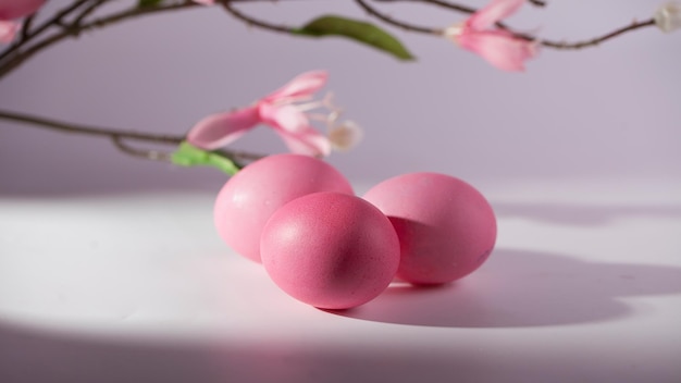 Huevos de Pascua en una hermosa y sencilla composición con decoraciones.