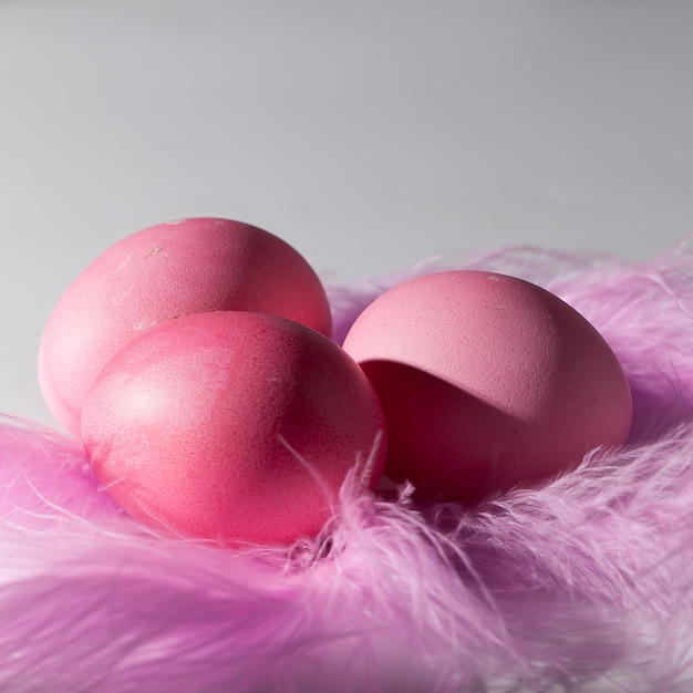 Huevos de Pascua en una hermosa y sencilla composición con decoraciones.