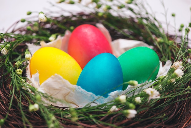 Huevos de Pascua en un hermoso nido sobre fondo de mármol.