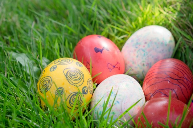 Los huevos de Pascua en la hierba contra un fondo verde borroso celebran el día de Pascua