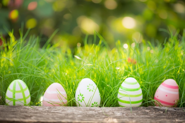 Huevos de Pascua en hierba verde Concepto de vacaciones de primavera