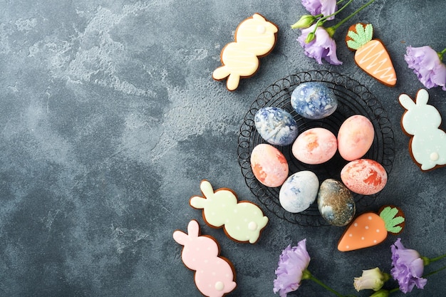 Huevos de Pascua Huevos de Pascua teñidos con efecto de piedra de mármol y color azul en estilo rústico sobre fondo de piedra oscura Fondo de Pascua Vista superior