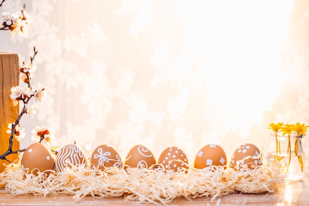 Huevos de Pascua en la luz del sol de la mañana. Escena rural