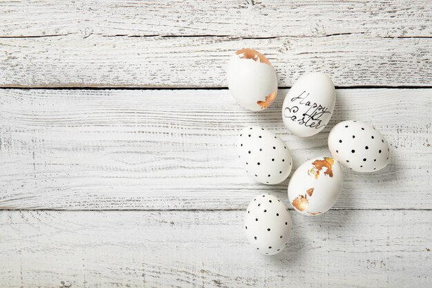 Huevos de Pascua en madera blanca