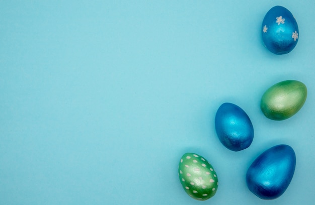 Huevos de Pascua con manchas doradas y azules