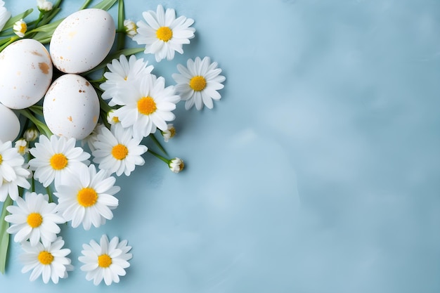 Huevos de Pascua con margaritas sobre un fondo azul.