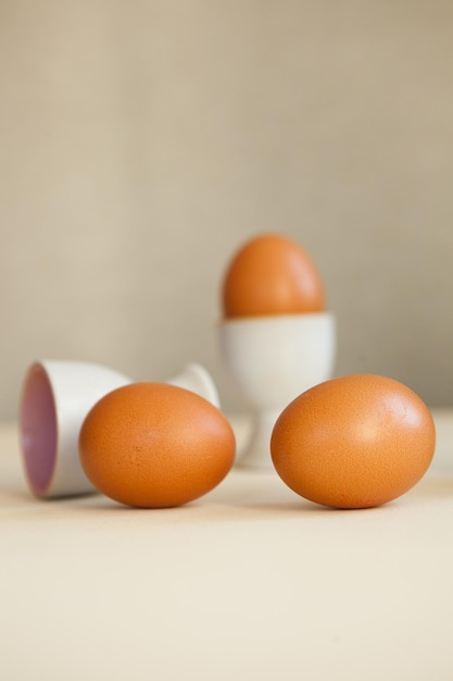 Foto huevos de pascua marrones sobre la mesa huevos de pollo sobre fondo beige