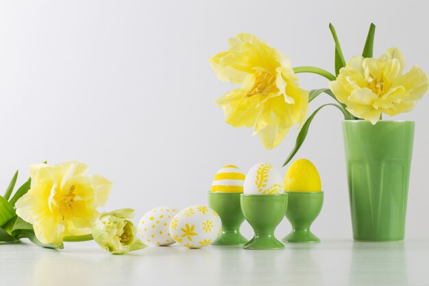 Huevos de Pascua en mesa blanca