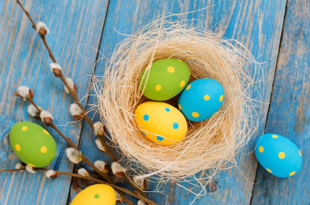 Huevos de Pascua en una mesa de madera azul