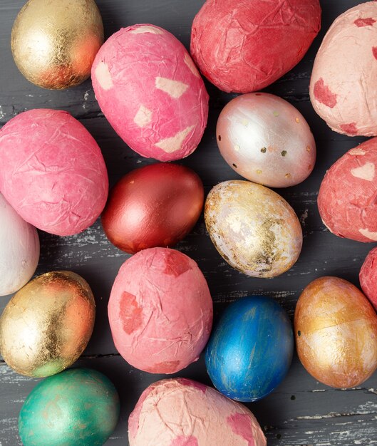 Huevos de Pascua en mesa de madera. Fondo de vacaciones