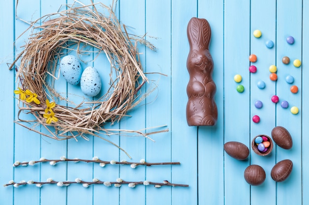 Huevos de Pascua en una mesa de madera