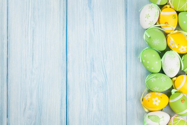 Huevos de Pascua en mesa de madera