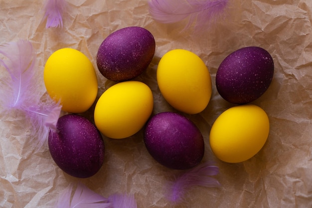 Huevos de Pascua morados y amarillos