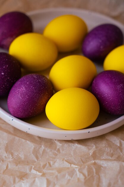 Huevos de Pascua morados y amarillos