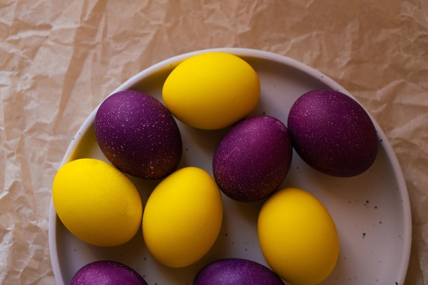 Huevos de Pascua morados y amarillos