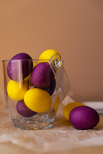 Huevos de Pascua morados y amarillos