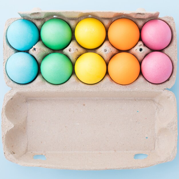 Huevos de Pascua multicolores en envases biodegradables de fábrica