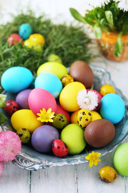 Huevos de Pascua multicolores con flores