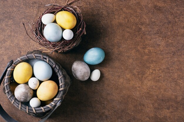 Huevos de pascua multicolores pintados con tintes naturales se encuentran en una canasta