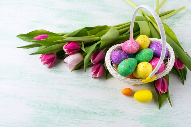 Huevos de pascua multicolores