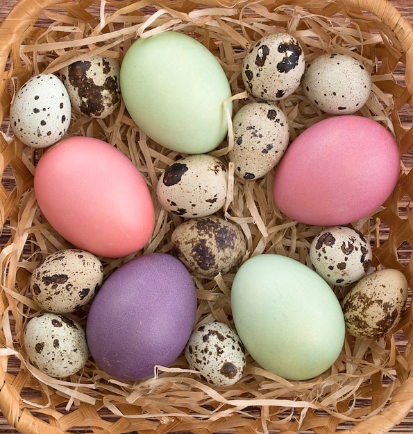 Huevos de pascua multicolores