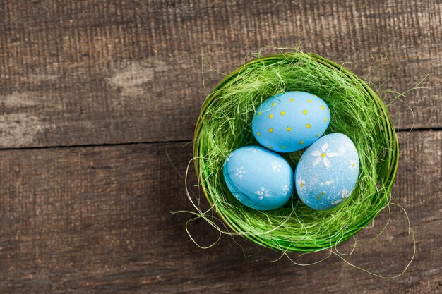 Huevos de Pascua en nido en color madera.