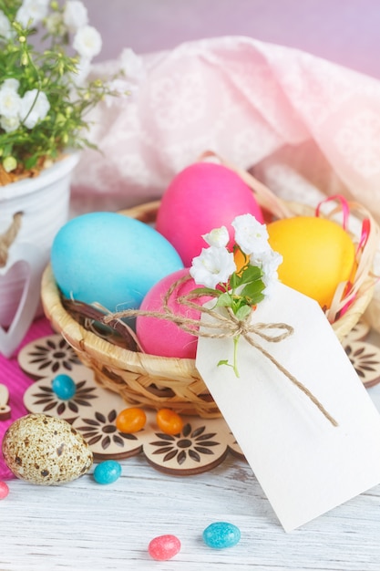 Huevos de Pascua en un nido y flores