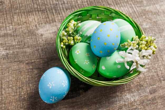 Huevos de Pascua en nido en madera color.