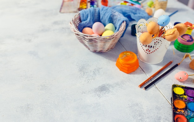 Huevos de Pascua en el nido sobre fondo de madera