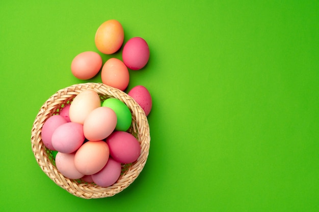 Huevos de Pascua en un nido sobre fondo verde cerrar