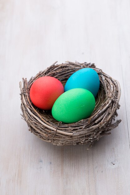 Huevos de Pascua en el nido. Tarjeta de descuento de primavera.