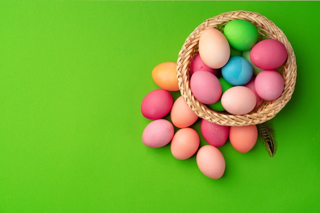 Huevos de Pascua en un nido en verde cerrar