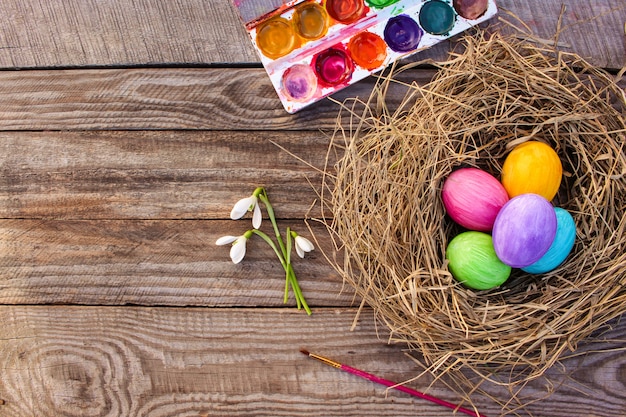 Huevos de pascua en nido