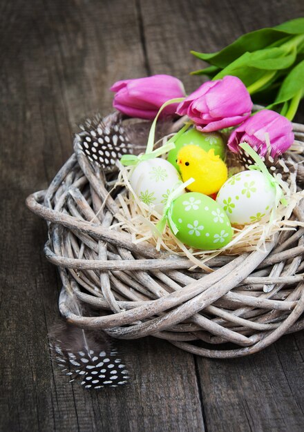 Huevos de Pascua en un nido