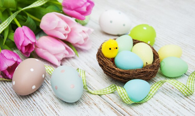 Huevos de Pascua en un nido