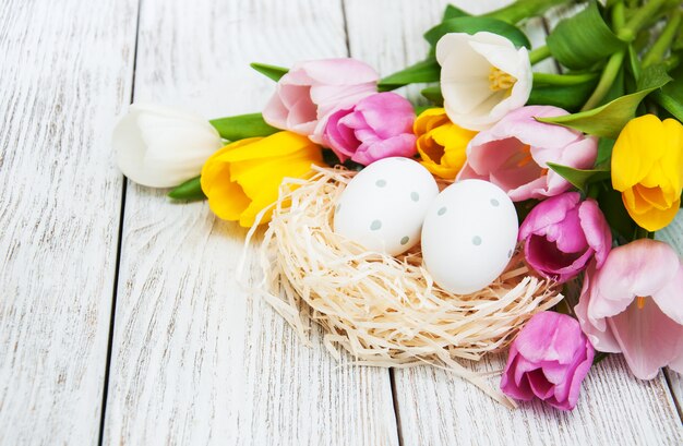 Huevos de Pascua en un nido