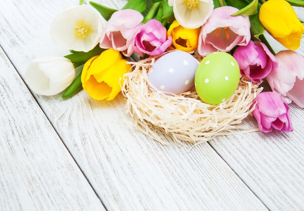 Huevos de Pascua en un nido