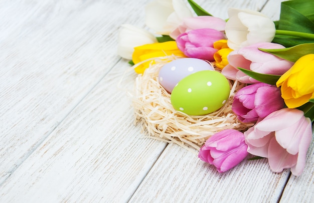 Huevos de Pascua en un nido