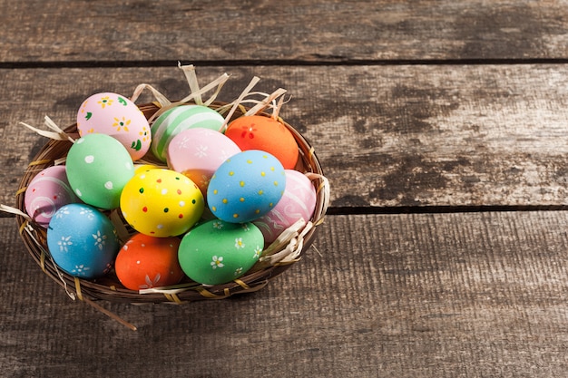 Huevos de pascua en nido